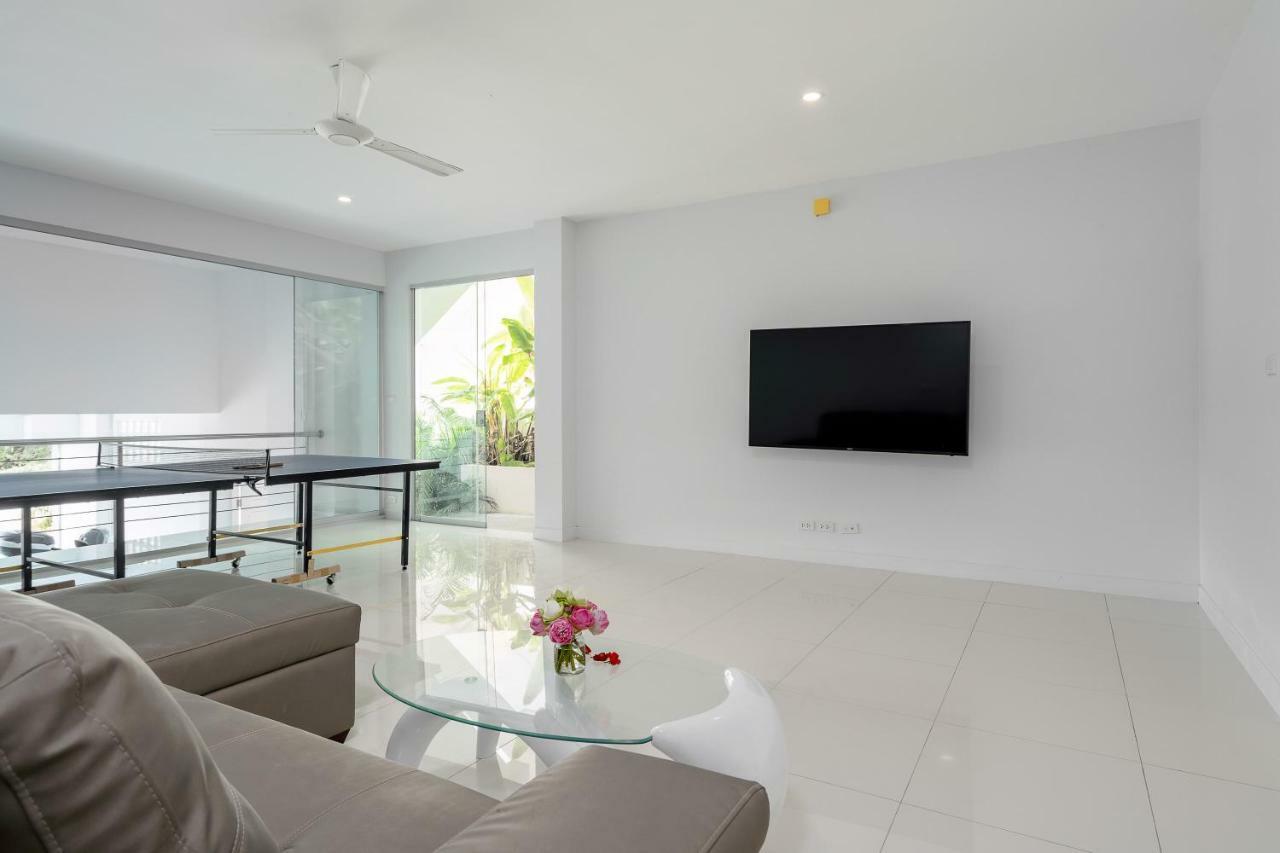 Sunset Lagoon | Rihanna 2 Villa *
